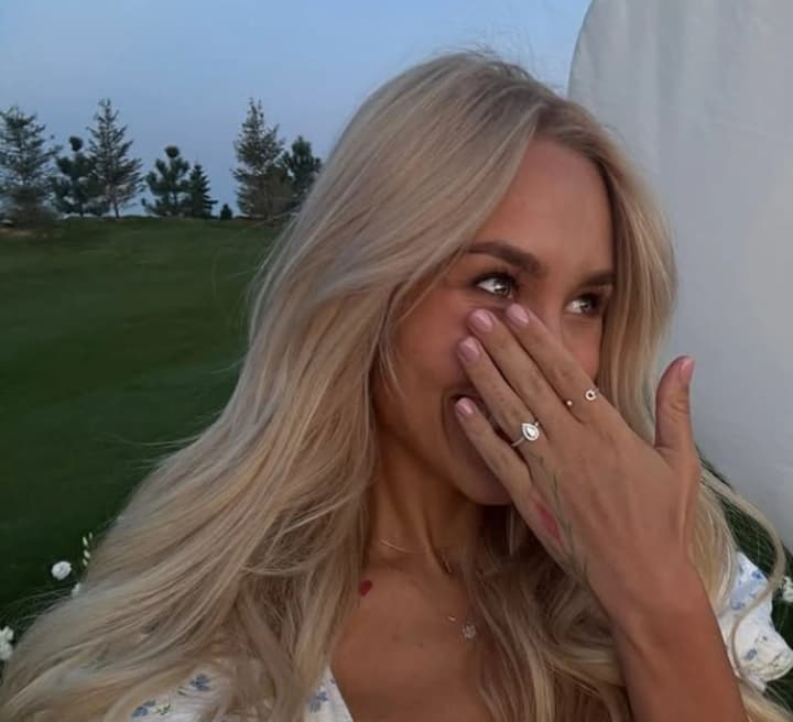 tysiachu-raziv-tak-bloherka-kvitkova-vykhodyt-zamizh-za-futbolista-dynamo-brazhka