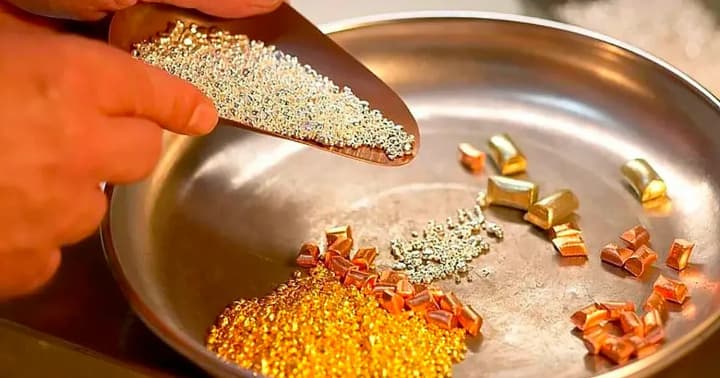 zoloto-uderzhivaet-pozitsii-okolo-istoricheskogo-maksimuma-na-fone-ozhidanii-snizheniya-stavki-frs