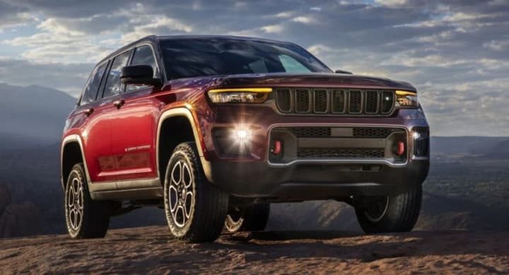 nebezpeka-u-keruvanni-maizhe-92-000-jeep-grand-cherokee-vidklykaiut-cherez-prohramnu-pomylku