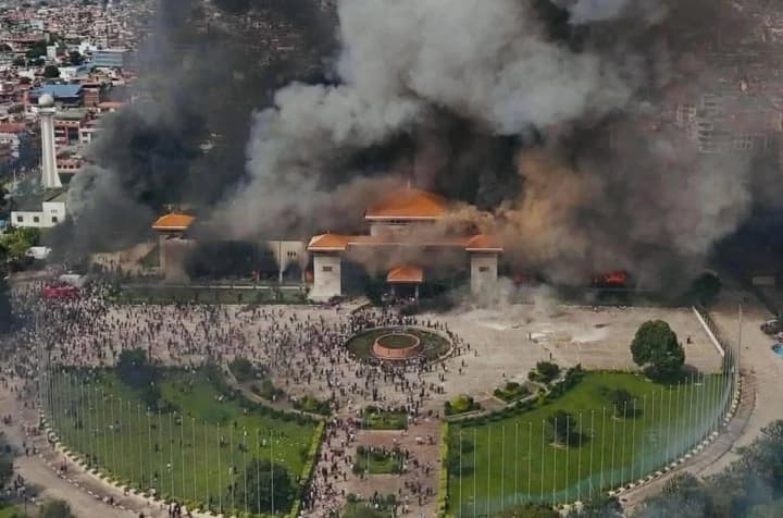 v-katmandu-politsiya-otkrila-ogon-po-protestuyushchim-chislo-pogibshikh-vozroslo-do-22