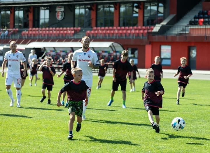 pavlo-zhurilo-and-betking-foundation-through-sports-and-care-we-support-children-day-with-the-kings-team-took-place-in-rivne