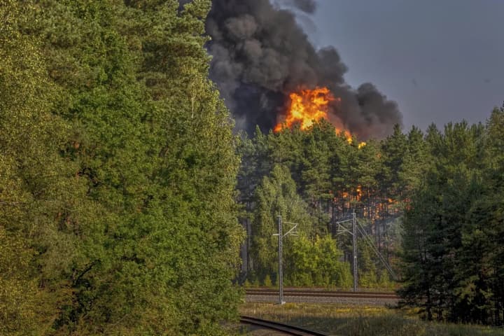 v-vilnyuse-vzorvalsya-poezd-so-szhizhennim-gazom-zhitelei-prizvali-ostavatsya-doma-ar