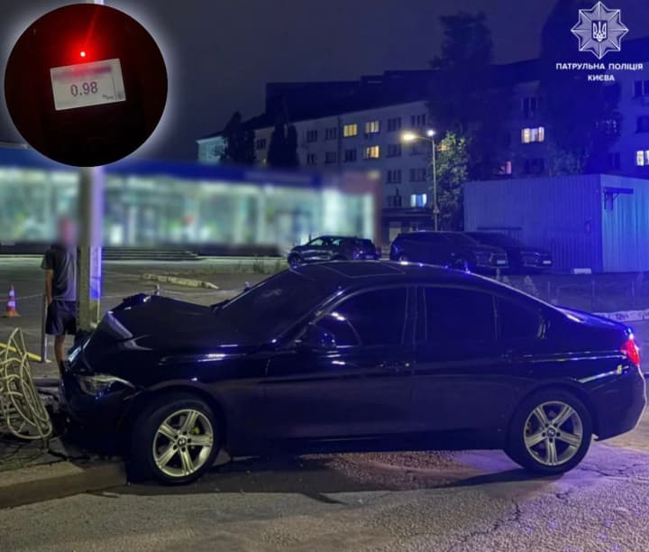 18-richnyi-vodii-bez-prav-ta-napidpytku-vrizavsia-u-stovp-v-kyievi