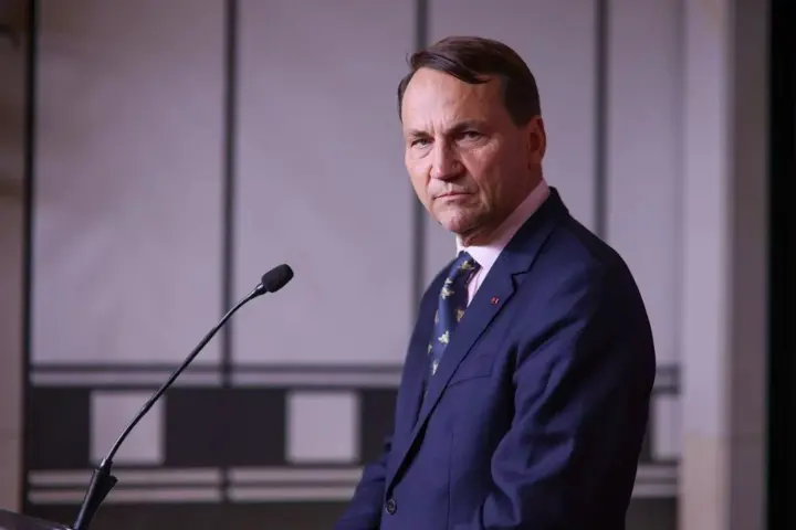 v-amerikano-rossiiskikh-otnosheniyakh-nazrevaet-perezagruzka-navrotskii-dolzhen-bil-bi-vmeshatsya-sikorskii