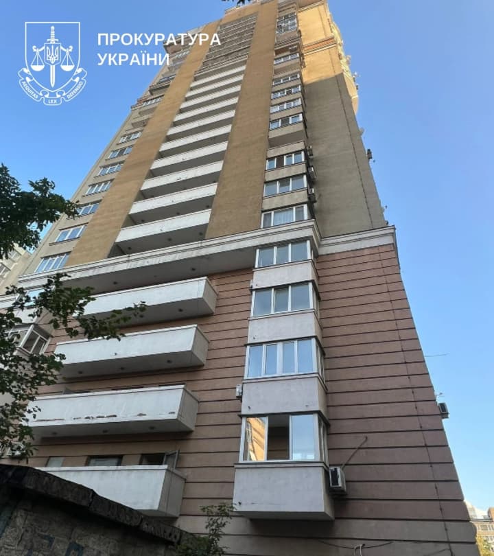 u-kyievi-v-kvartyri-vyiavyly-tilo-zhinky-ta-yii-14-richnoi-donky-zi-slidamy-udushennia-vidpratsovuiutsia-usi-versii-podii