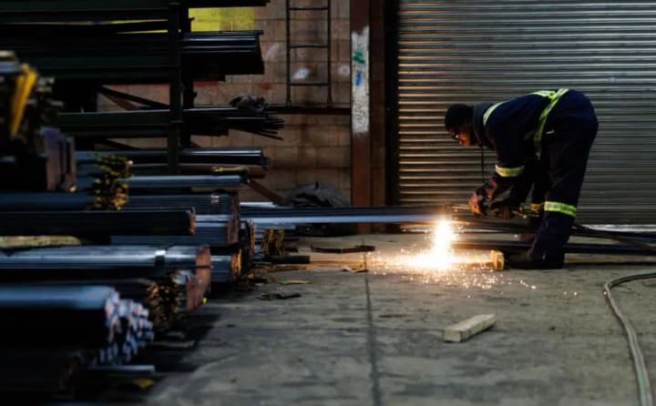 mytni-tertia-poky-tramp-hotuietsia-do-vizytu-u-brytaniiu-london-ta-vashynhton-vidnovyly-perehovory-shchodo-importu-stali