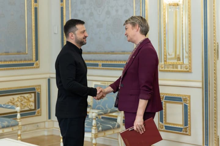 zelenskii-obsudil-s-glavoi-mid-velikobritanii-usilenie-pvo-i-dalnoboinie-vozmozhnosti-ukraini