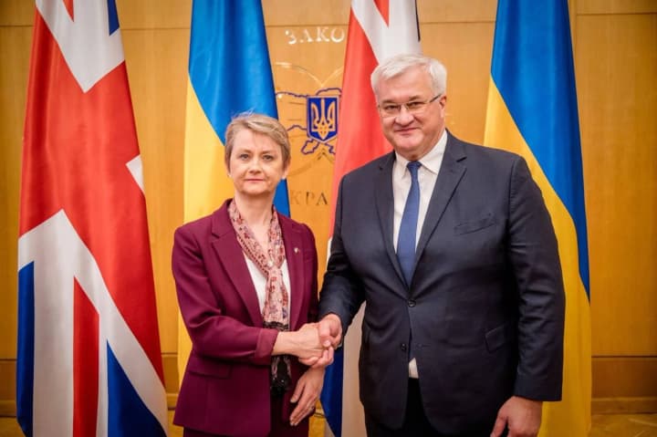 s-takimi-soyuznikami-mi-ne-odinoki-sibiga-poblagodaril-glavu-mid-britanii-za-novii-paket-pomoshchi-ukraine