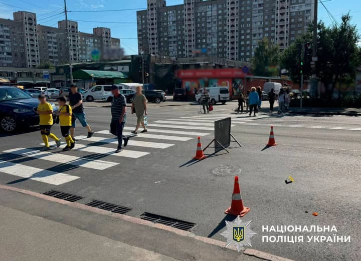 pyanaya-voditelnitsa-na-volkswagen-sbila-voennosluzhashchuyu-v-kieve-i-skrilas-s-mesta-dtp