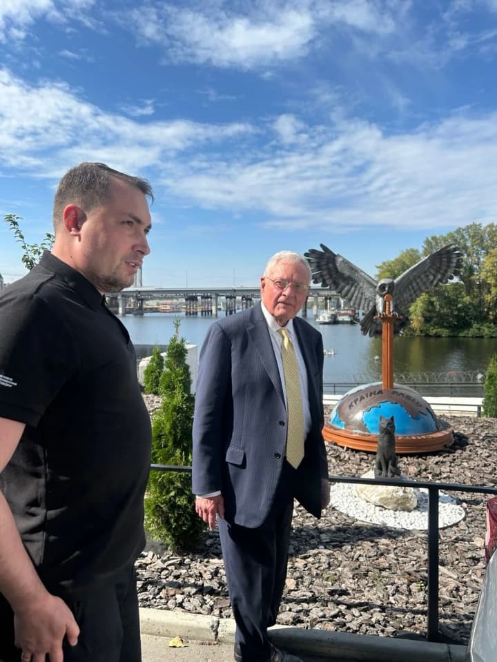 kelloh-pokhvalyvsia-shcho-ukraintsi-prozvaly-yoho-kotom-yakyi-prynosyt-spokii