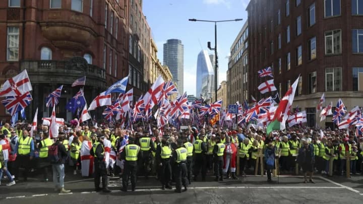 v-londone-proshli-masshtabnie-antimigratsionnie-protesti-yest-zaderzhannie-i