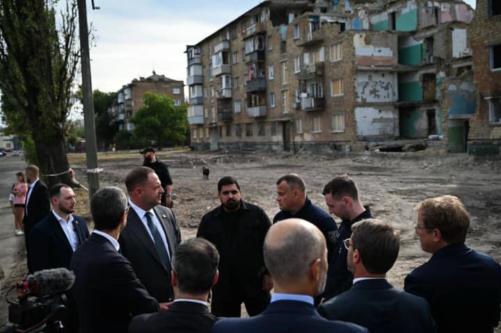 dolzhni-naglyadno-videt-rukovoditel-kgva-s-sovetnikami-bezopasnosti-stran-yes-pochtili-pamyat-zhertv-rossiiskogo-udara-po-darnitse