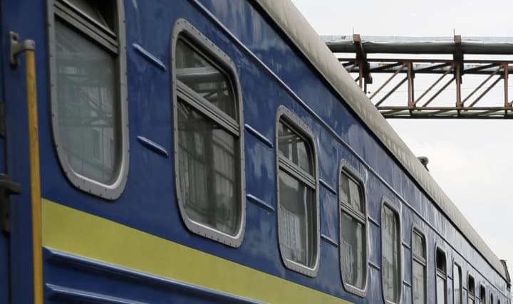 povrezhdenie-infrastrukturi-v-kievskoi-oblasti-prodolzhaetsya-perenapravlenie-zheleznodorozhnikh-reisov-i-pomoshch-postradavshim