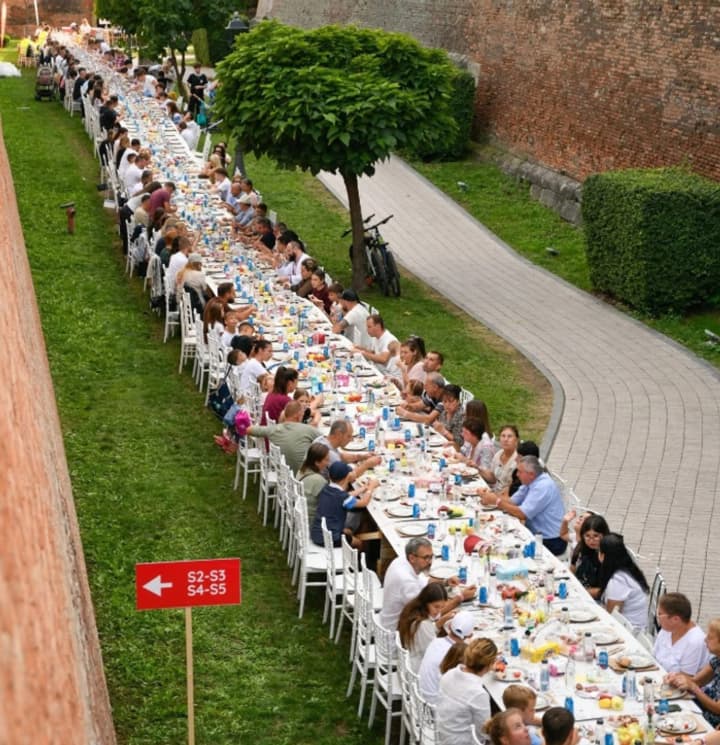 world-record-set-in-romania-with-a-27-km-long-table
