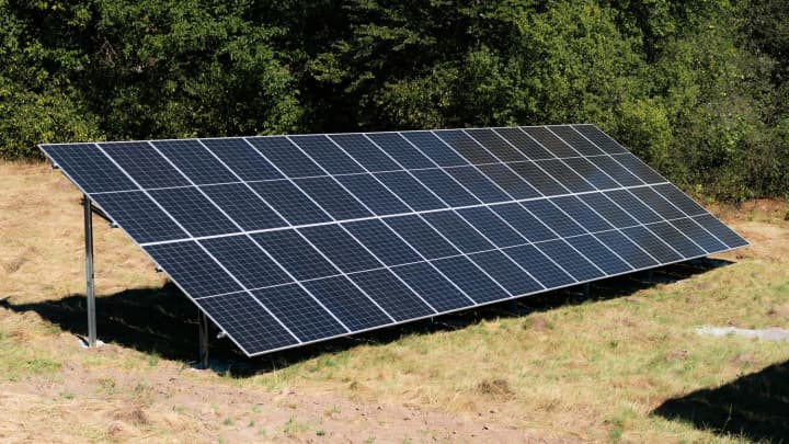 u-hromadi-na-kyivshchyni-vstanovyly-soniachnu-elektrostantsiiu-dlia-bezperebiinoho-vodopostachannia-pid-chas-blekautiv