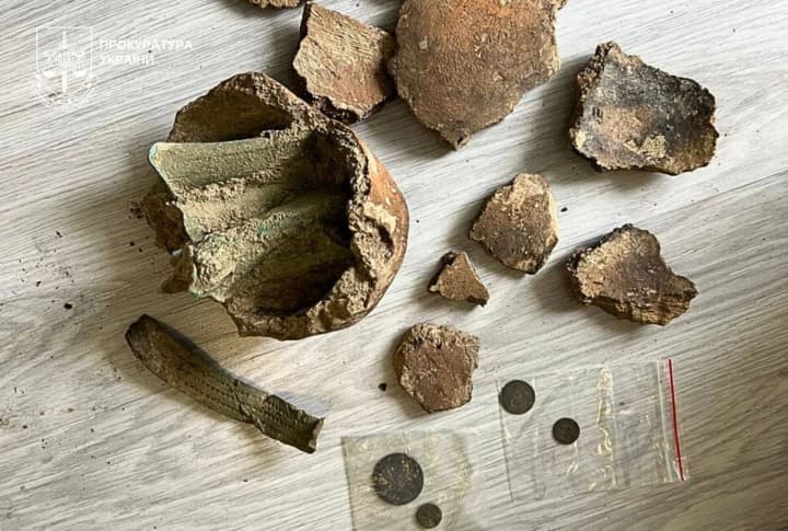 na-zakarpate-chernii-arkheolog-raskopal-i-pitalsya-prodat-unikalnii-klad-bronzovikh-toporov-keltov