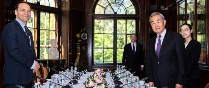 sikorskii-zayavil-glave-mid-kitaya-o-neobkhodimosti-uvazhat-suverenitet-i-tselostnost-ukraini