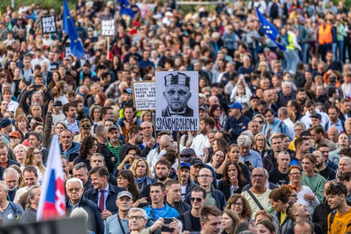 thousands-of-slovaks-protested-against-the-economic-and-pro-russian-policies-of-the-fico-government