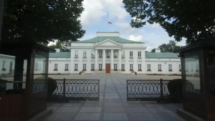 zapusk-drona-nad-uriadovymy-budivliamy-u-varshavi-u-diiakh-ukraintsia-i-bilorusky-ne-vbachaiut-vykonannia-zamovlennia-inozemnykh-sluzhb-zmi