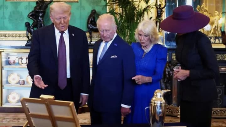 chashka-broshka-mech-eizenkhauera-ta-prapor-yakymy-podarunkamy-obminiaiutsia-brytanski-monarkhy-ta-rodyna-trampiv