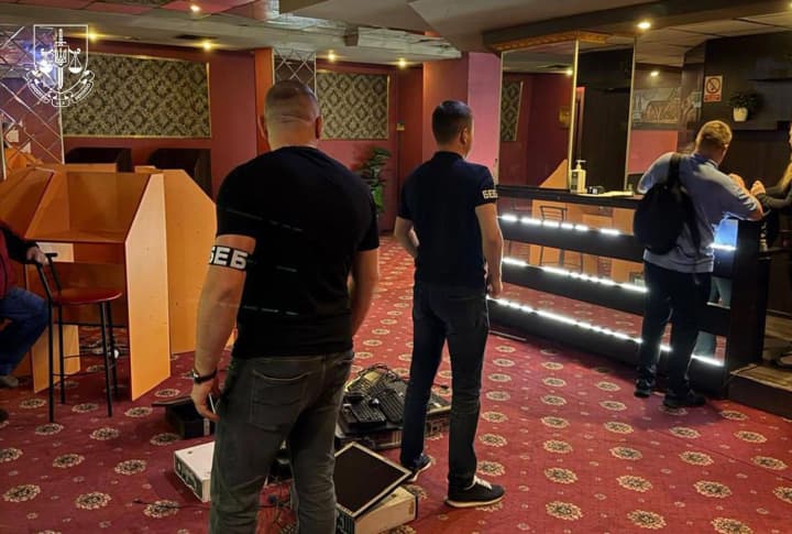 u-kyievi-vykryly-orhanizovanu-hrupu-yaka-keruvala-merezheiu-z-ponad-20-nelehalnykh-hralnykh-zakladiv