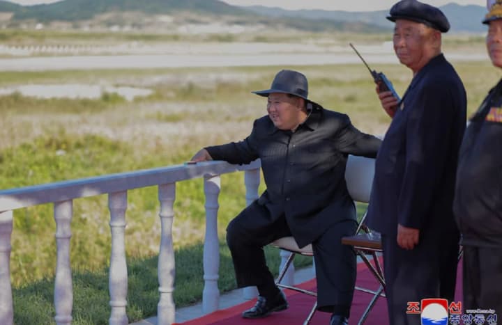 kim-chen-yn-podyvyvsia-na-vyprobuvannia-bezpilotnykiv-u-kndr-i-nakazav-posylyty-yikh-za-dopomohoiu-shi