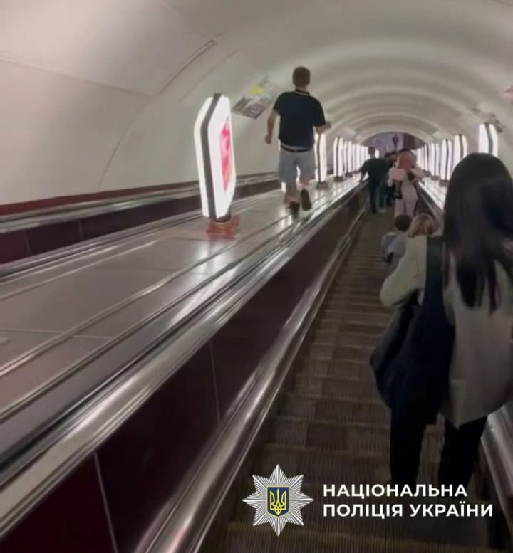 bih-po-baliustradi-mizh-eskalatoramy-ta-poshkodyv-reklamnyi-svitylnyk-u-kyievi-19-richnomu-khloptsiu-povidomyly-pro-pidozru