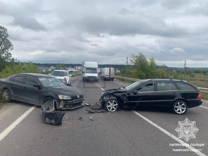 dtp-s-postradavshimi-proizoshlo-vozle-lvova-dvizhenie-po-doroge-lvov-krakovets-perekrito