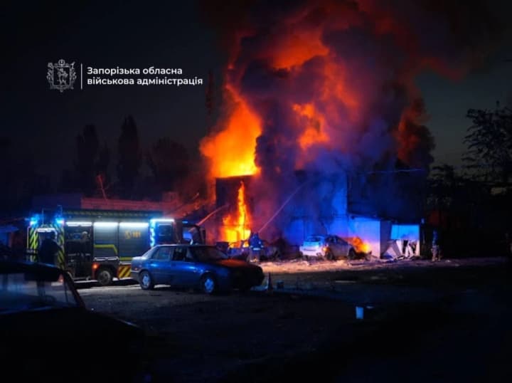 v-rezultate-massirovannoi-ataki-na-zaporozhe-razrushen-chastnii-dom-pod-zavalami-mogut-bit-lyudi