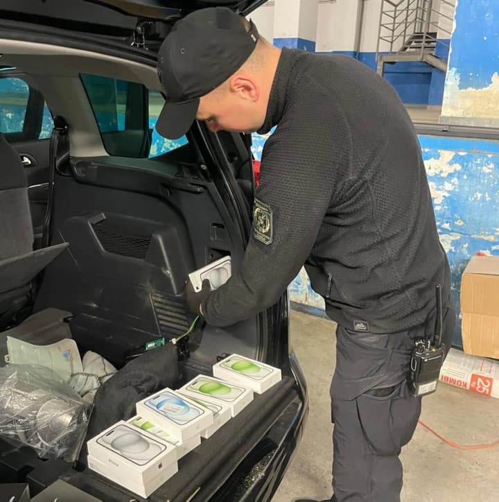 pogranichniki-ostanovili-odnu-iz-samikh-masshtabnikh-kontraband-iphone-17-na-8-millionov-griven-na-lvovshchine