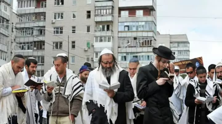 ignoring-air-raid-alerts-32000-hasidim-gathered-in-uman-over-15percent-of-whom-are-children