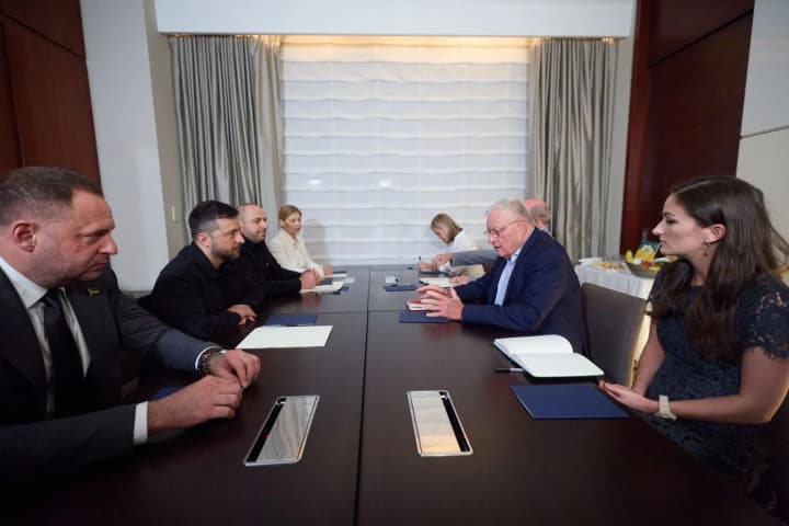 umerov-i-zelenskii-obsudili-s-predstavitelyami-trampa-programmu-dronov-i-zakupku-oruzhiya-dlya-ukraini