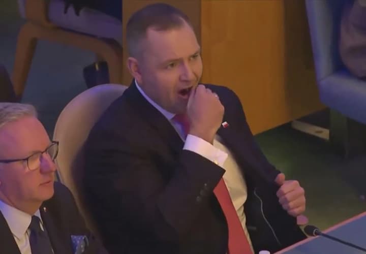 kameri-zapechatleli-navrotskogo-v-neobichnii-moment-v-oon-kogda-on-polozhil-predpolozhitelno-snyus-pod-gubu