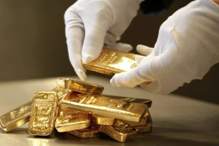 gold-holds-near-record-highs-amid-fed-chair-powells-remarks