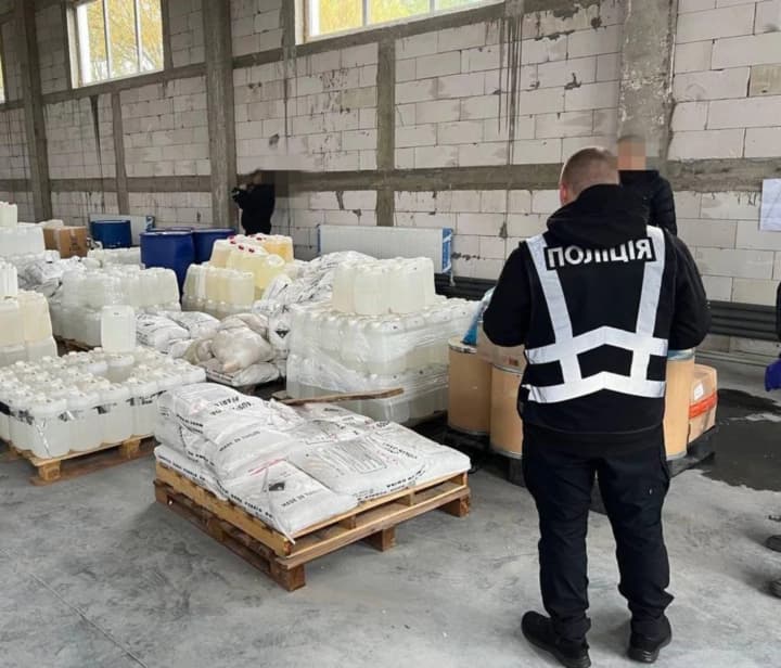 proizvodili-i-sbivali-psikhotropi-po-vsei-ukraine-na-skame-podsudimikh-okazhutsya-chleni-prestupnoi-gruppi