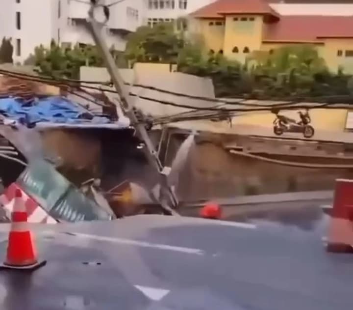 massive-ground-subsidence-near-a-hospital-in-bangkok-depth-reaches-about-50-meters