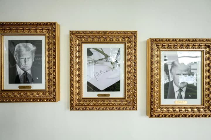 trump-replaced-bidens-portrait-with-an-autopen-device-in-the-west-wing-of-the-white-house