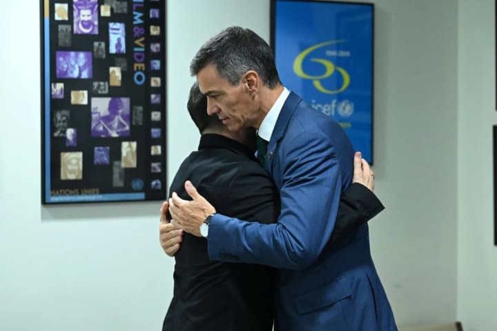 zelenskii-i-premer-ministr-ispanii-obsudili-situatsiyu-na-fronte-i-mirnii-protsess