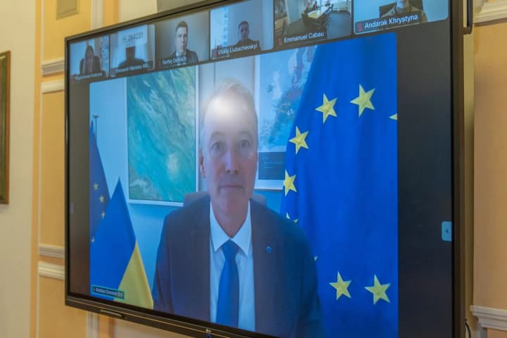 transportnyi-bezviz-ukrainy-z-krainamy-yes-prodovzheno-do-2027-roku-vitse-premier