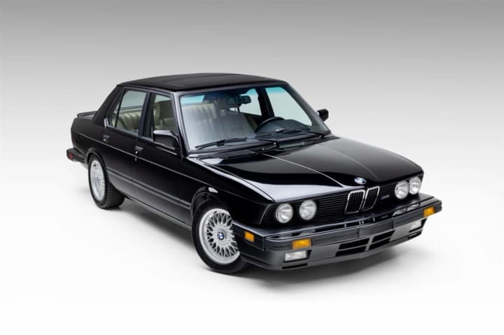 redkii-bmw-e28-m5-vistavlen-na-prodazhu