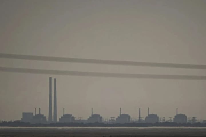 zaporizka-aes-bez-zovnishnoho-zhyvlennia-ponad-try-doby-sytuatsiia-vyklykaie-poboiuvannia-the-guardian