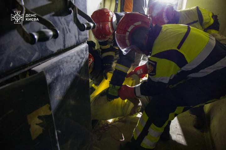 man-caught-in-electric-trap-in-kyiv-rescuers-freed-him