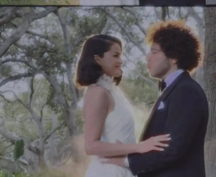 selena-homes-ta-benni-blanko-odruzhylysia-v-santa-barbari-khto-z-zirok-buv-na-vesilli