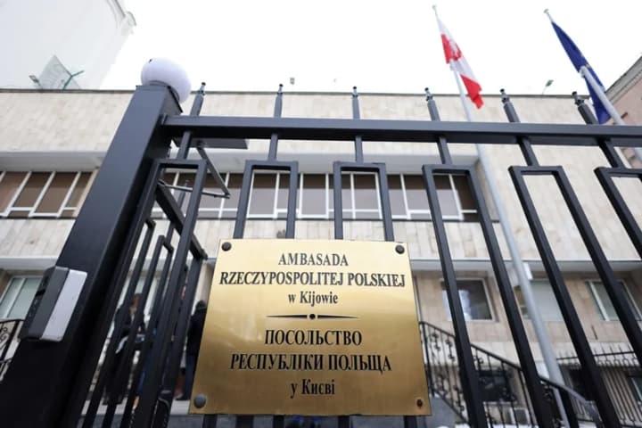 rosiiska-raketa-poshkodyla-polske-posolstvo-v-kyievi