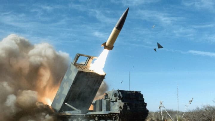 tramp-razreshil-ukraine-nanosit-dalnoboinie-udari-po-territorii-rf-vedushchaya-fox-news