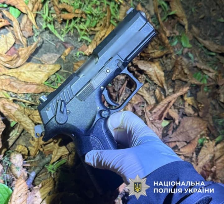 u-lvovi-cholovik-vlashtuvav-strilianynu-z-travmatychnoi-zbroi-posered-vulytsi