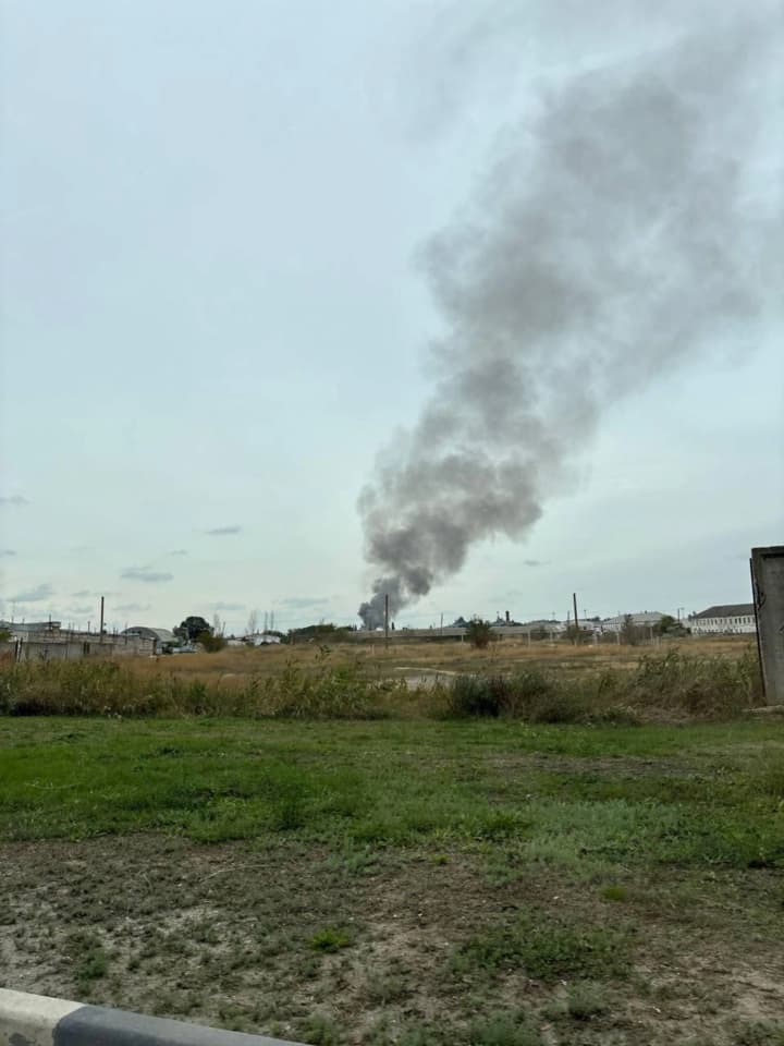 in-occupied-feodosia-there-is-likely-an-impact-on-an-oil-depot-a-column-of-black-smoke-was-seen-over-the-city
