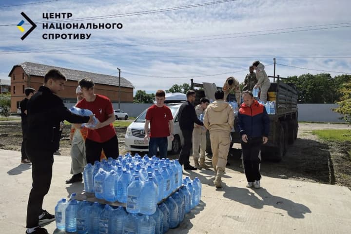 in-occupied-donetsk-children-are-forced-to-deliver-water-instead-of-studying-cns