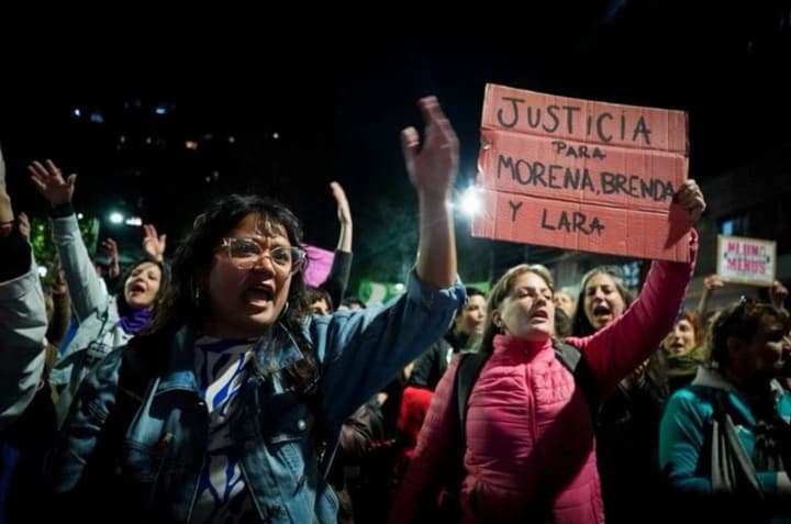 ubiistvo-dvukh-zhenshchin-i-devushki-na-onlain-strime-shokirovalo-i-vizvalo-protesti-v-argentine