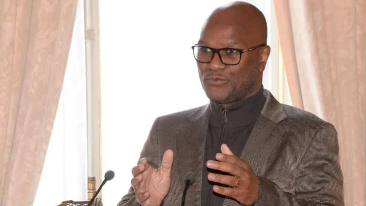 v-parizhe-posol-yuar-vibrosilsya-iz-okna-22-go-etazha-otelya